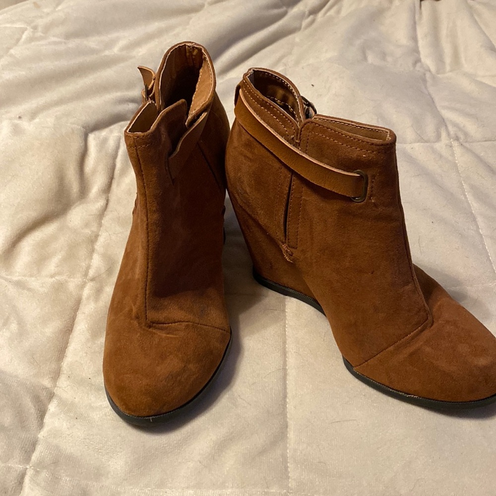 Maurice’s size 5 1/2 wedges